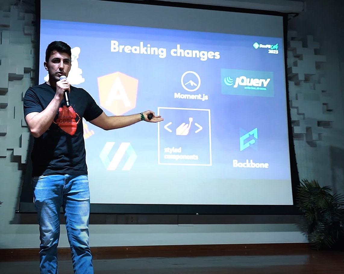 Alexandro Hervis palestrando em evento de tecnologia